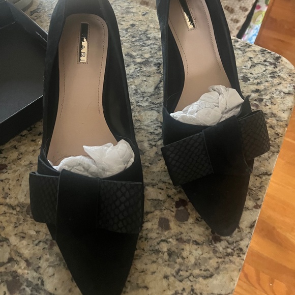 TAHARI BLACK SUEDE SHOES SIZE 10 - WORN ONE NIGHT. - Picture 1 of 12